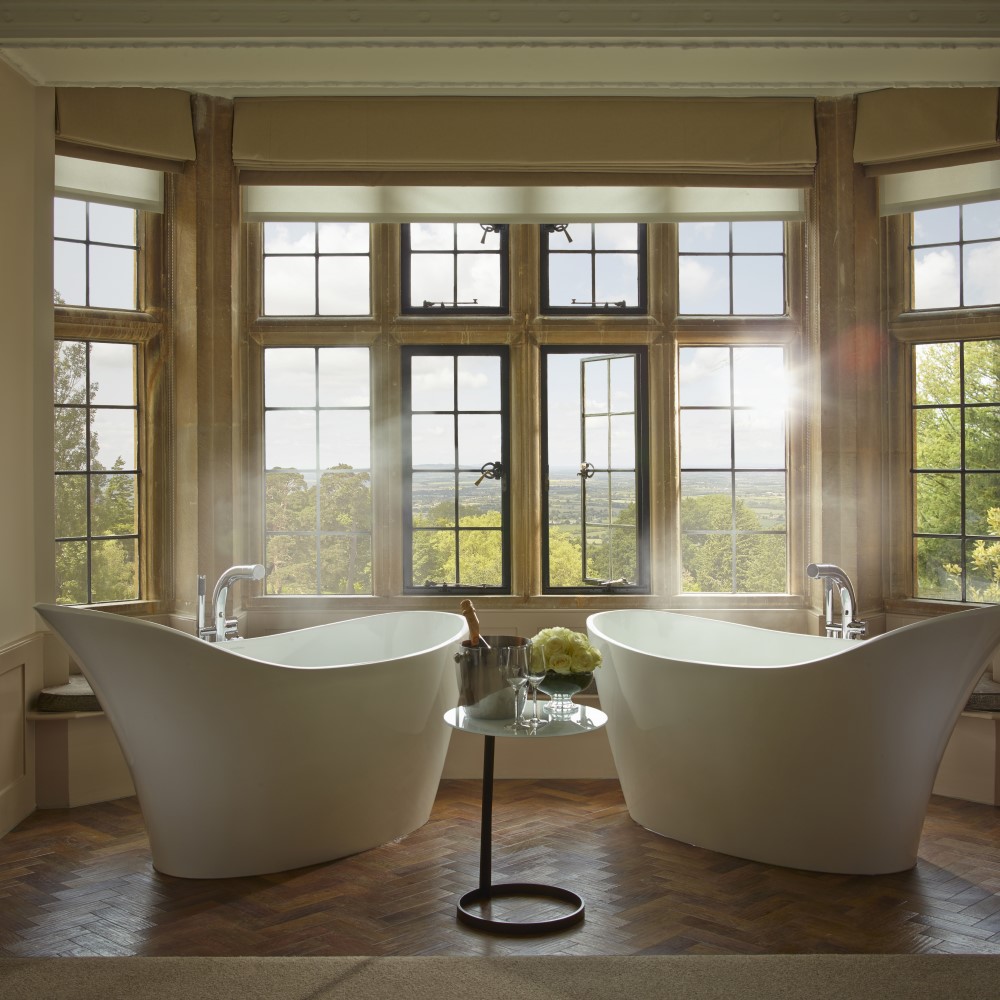 Foxhill Manor Oak Suite - showing Twin Baths looking outside